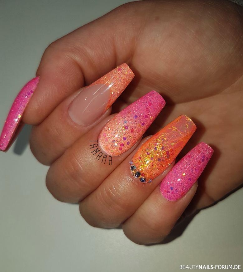 Neonnägel in orange und pink mit Glitter Gelnägel